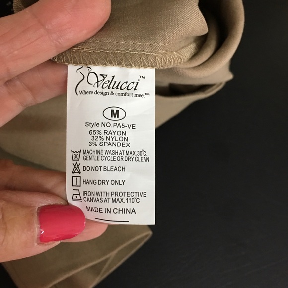 NWOT. Khaki Capris stretchy size M - Picture 6 of 6